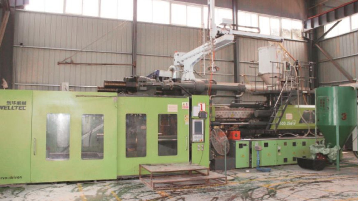 Injection moulding machine on a KeMuHua plastics line